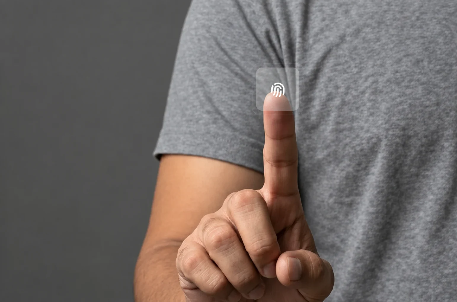 Pessoa a utilizar um leitor biométrico de impressão digital.