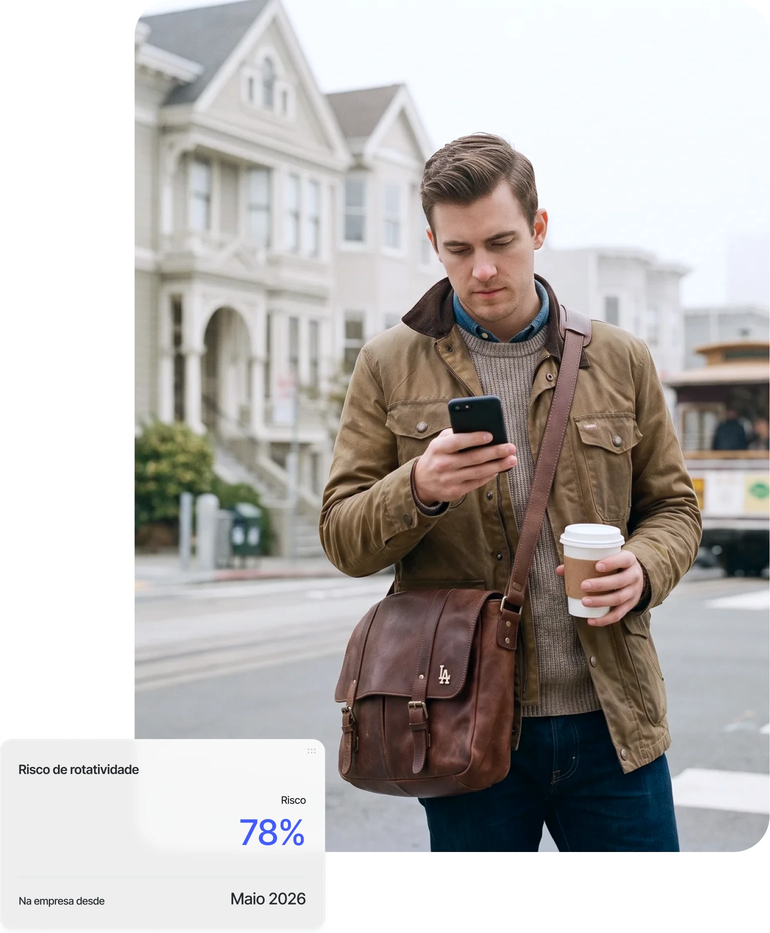 Colaborador a consultar o telemóvel na rua, com widget de risco de rotatividade