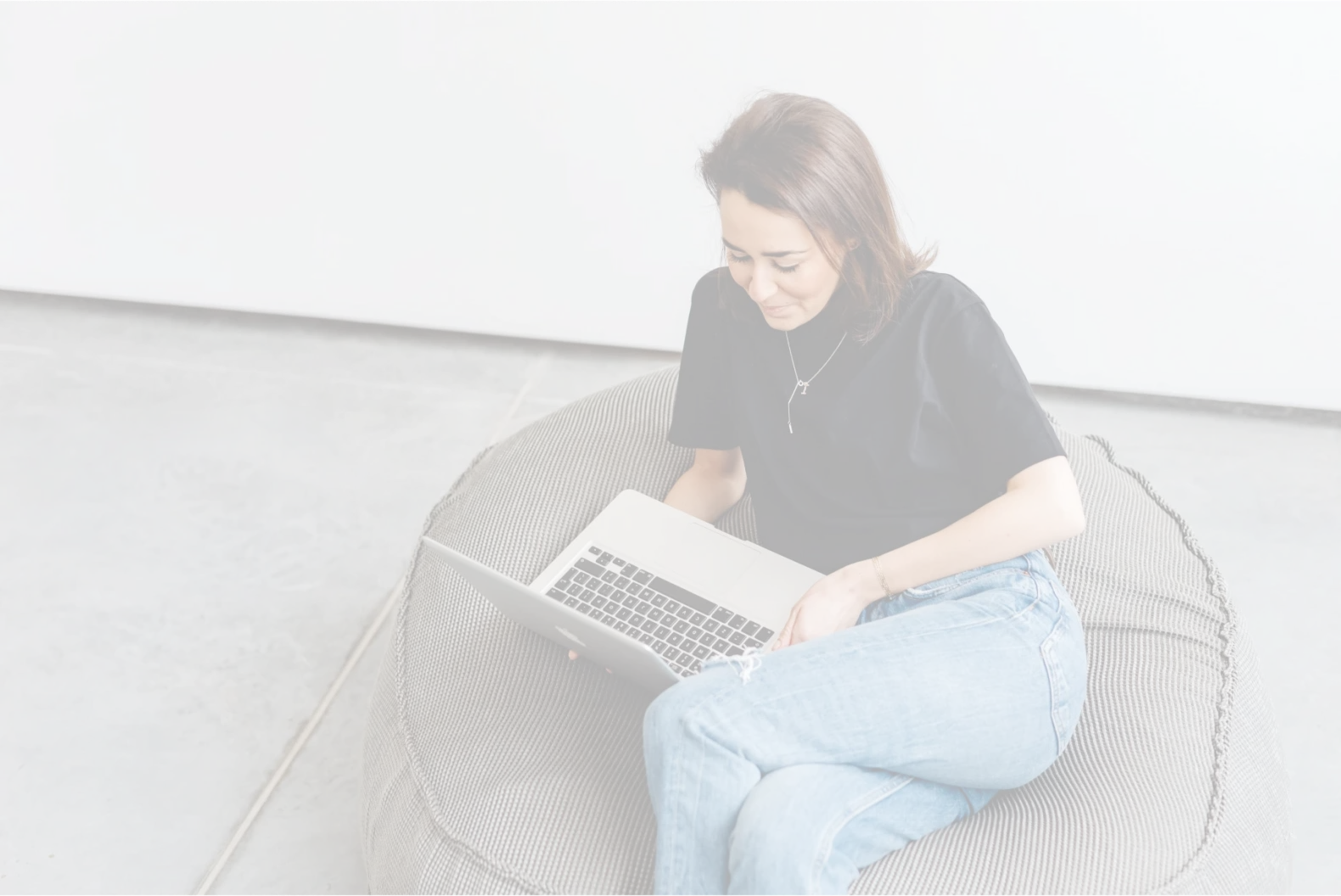 Colaboradora a consultar os planos da Sesame HR