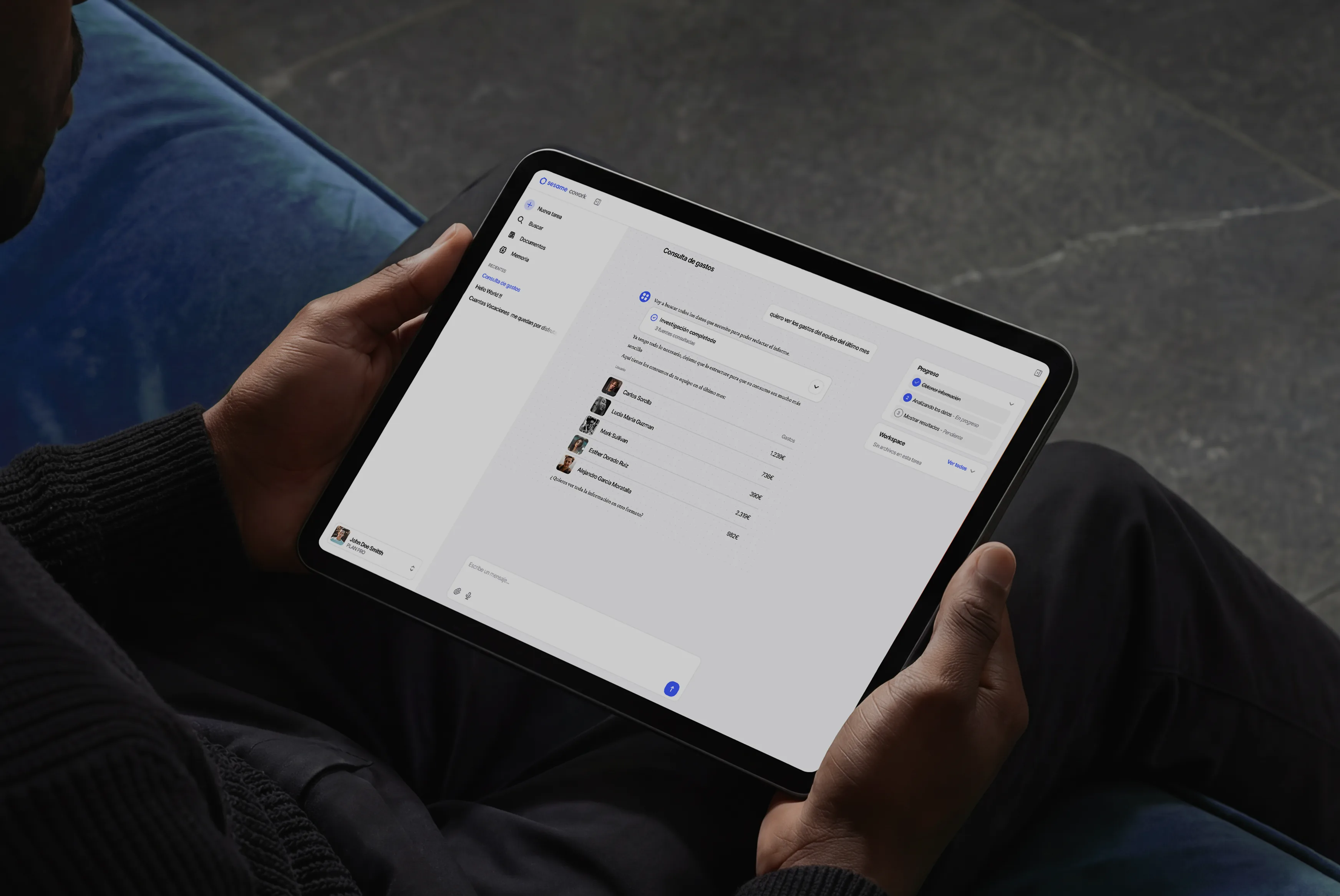 Pessoa a consultar a Sesame num tablet