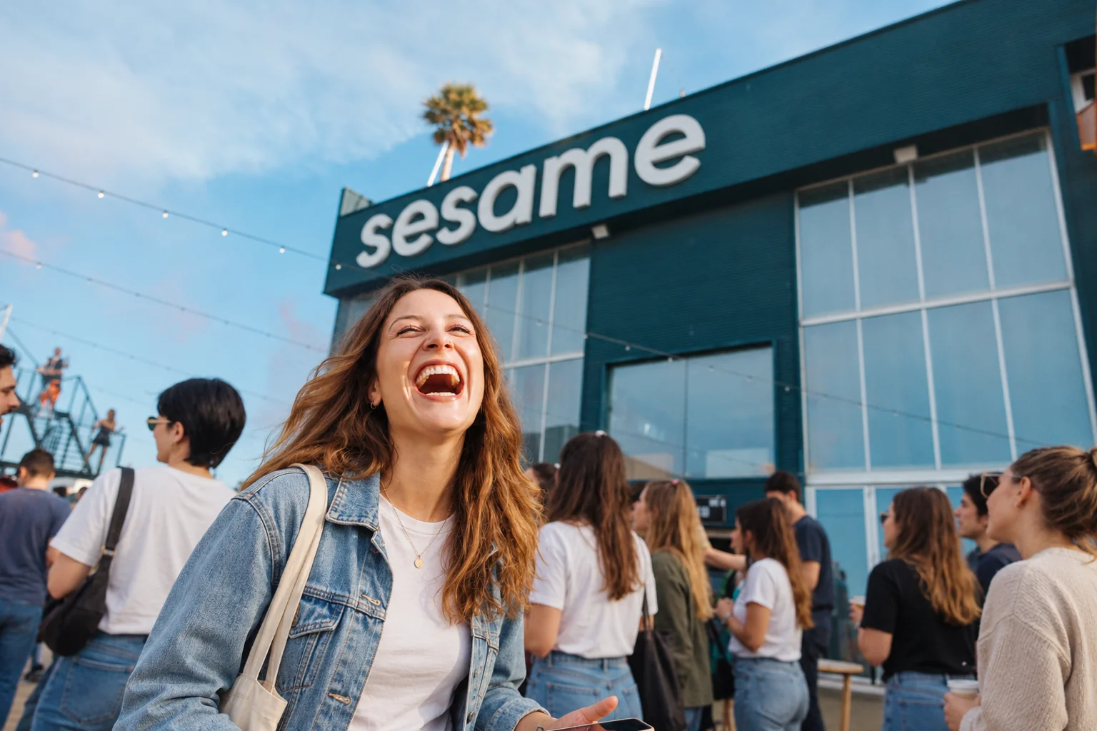 Uma colega da Sesame a rir-se com a equipa à porta do escritório